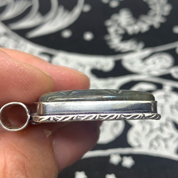 Beautiful Etched Labradorite Pendant with Chain, .925 Sterling Silver Overlay. - Picture 14 of 16